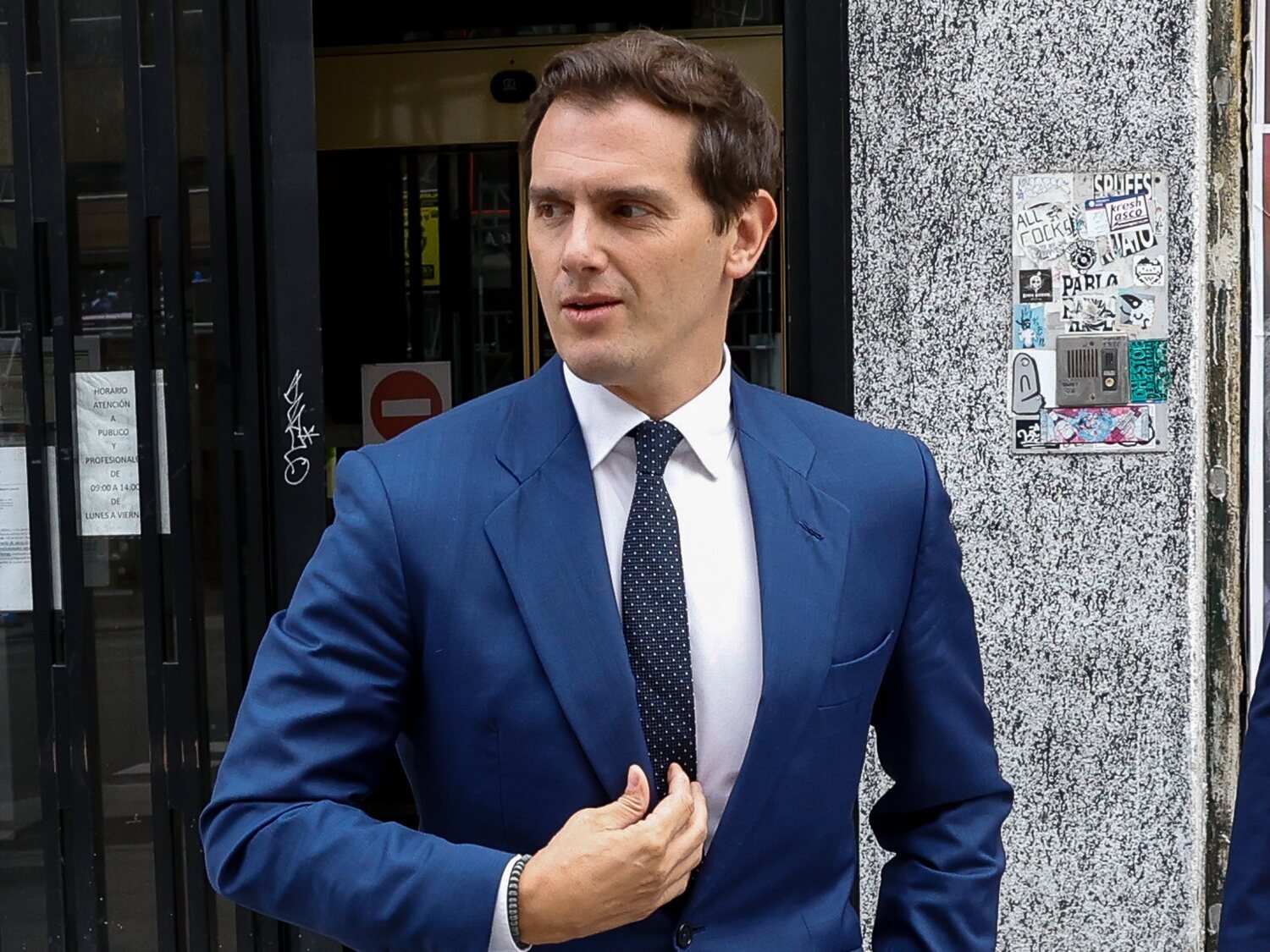 Albert Rivera, portada de una revista besándose con una mujer que no es Aysha Daraaui