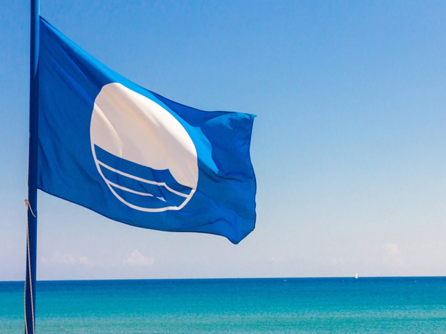 El significado de los colores de las banderas que puedes encontrar en las playas de España