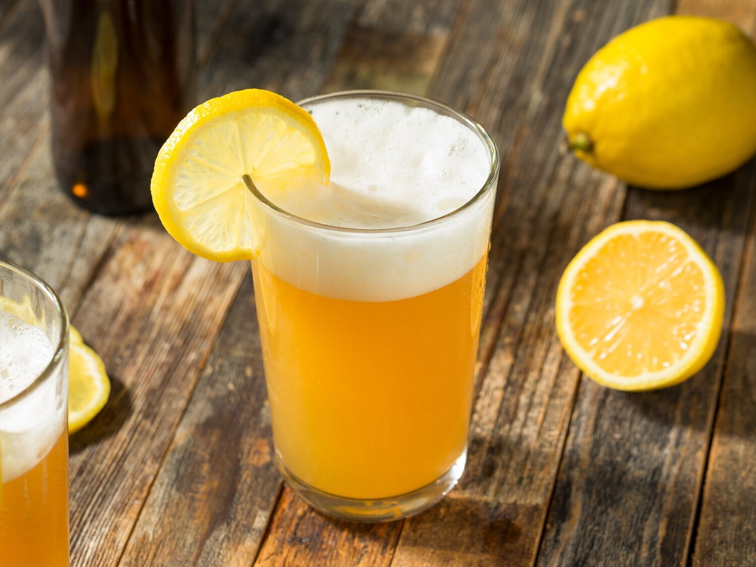 La advertencia de la OCU sobre el consumo de cerveza con limón: todo lo que implica para el organismo