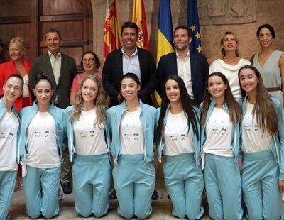 Las subcampeonas mundiales de gimnasia rítmica de rodillas: polémica en Valencia por la foto de Mazón (PP) y Barrera (VOX)