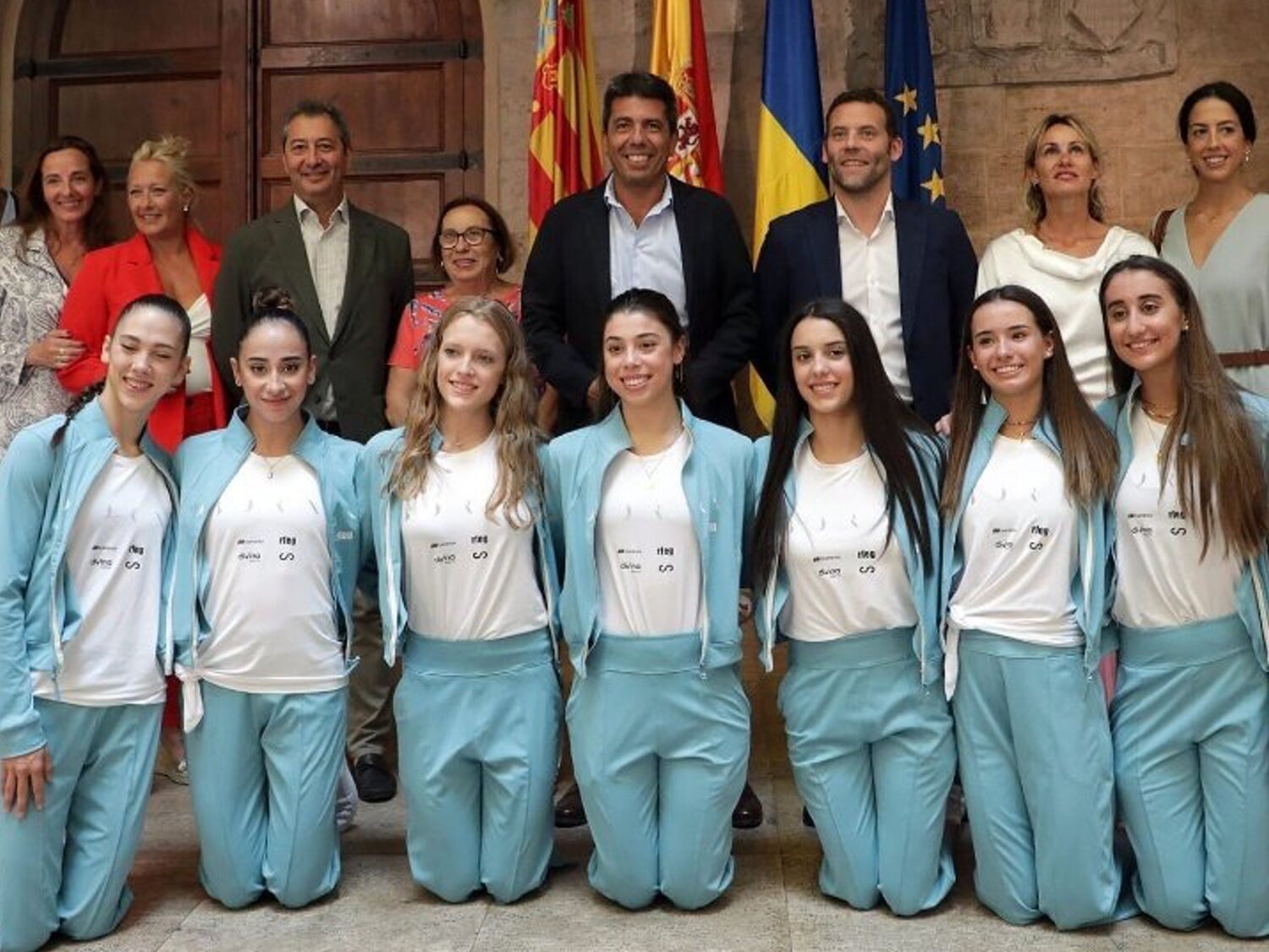 Las subcampeonas mundiales de gimnasia rítmica de rodillas: polémica en Valencia por la foto de Mazón (PP) y Barrera (VOX)