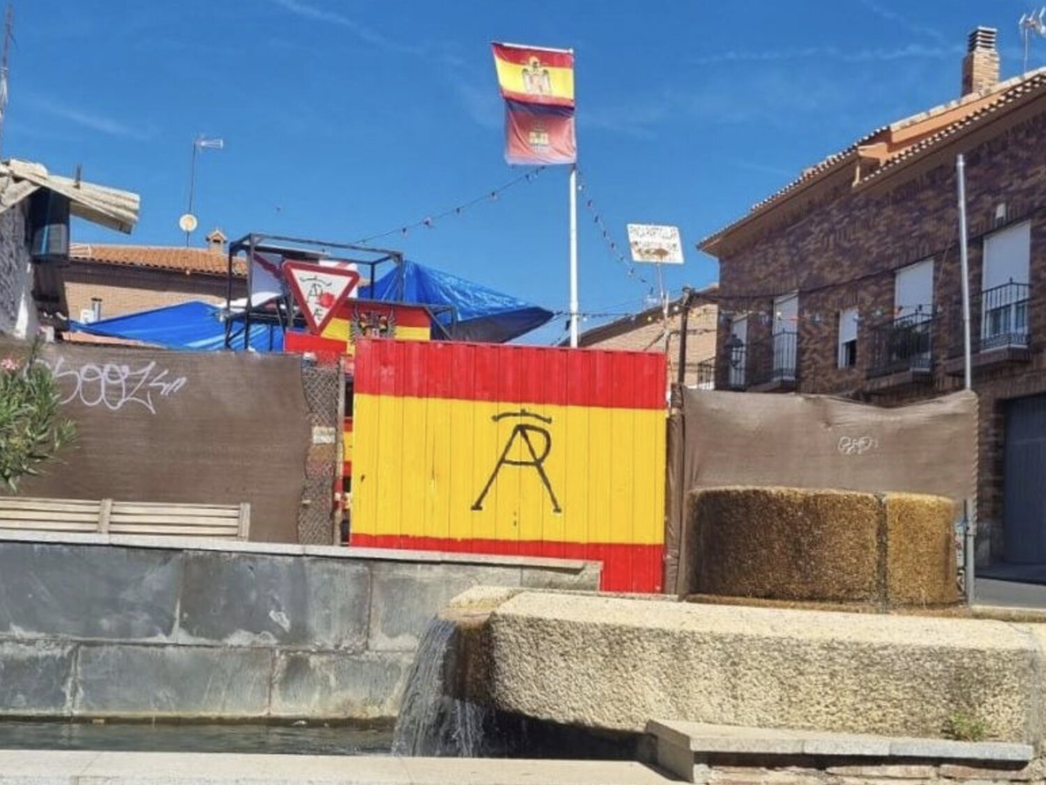 Instalan una bandera franquista en el centro de Moraleja de Enmedio (Madrid) con el aval del Ayuntamiento de PP y VOX