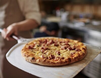 Alerta alimentaria: declaran brotes de salmonelosis en pollo distribuido en comida rápida como pizzas o kebabs