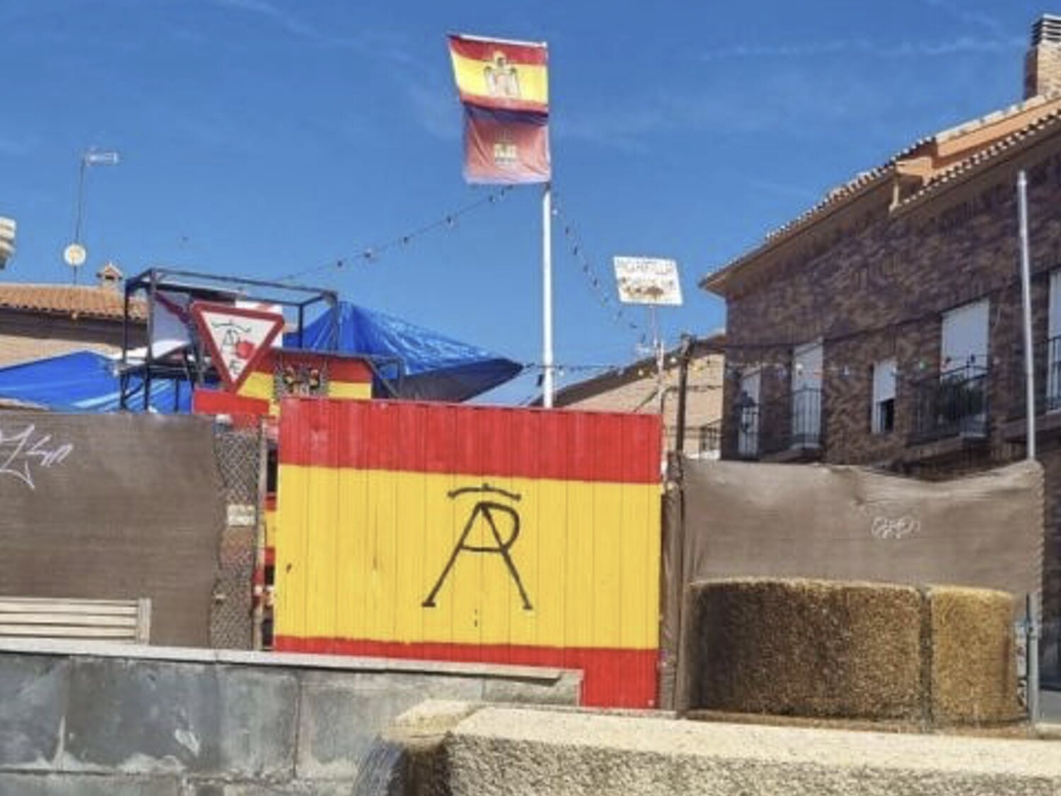 La bandera franquista en Moraleja de Enmedio: en el recinto privado de una peña taurina sin subvenciones