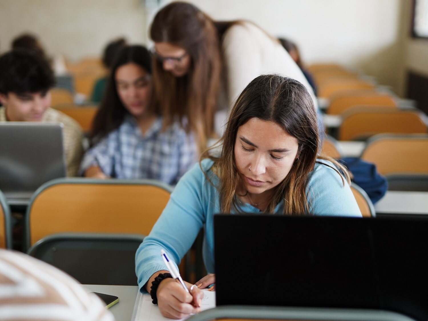 Más de la mitad de los universitarios españoles vive con sus padres, según un estudio