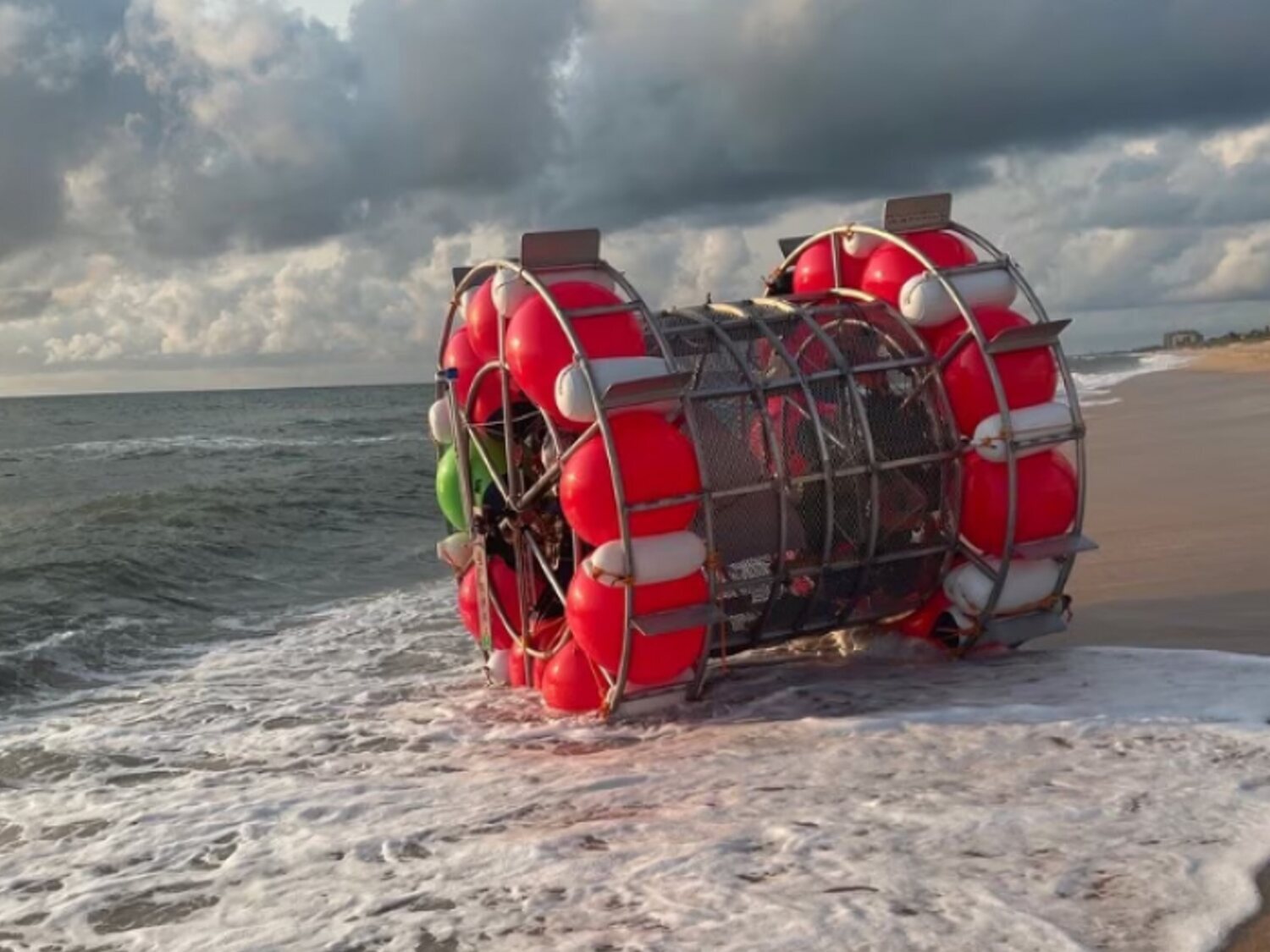 Detenido un hombre por intentar cruzar el océano Atlántico en una "rueda de hámster"