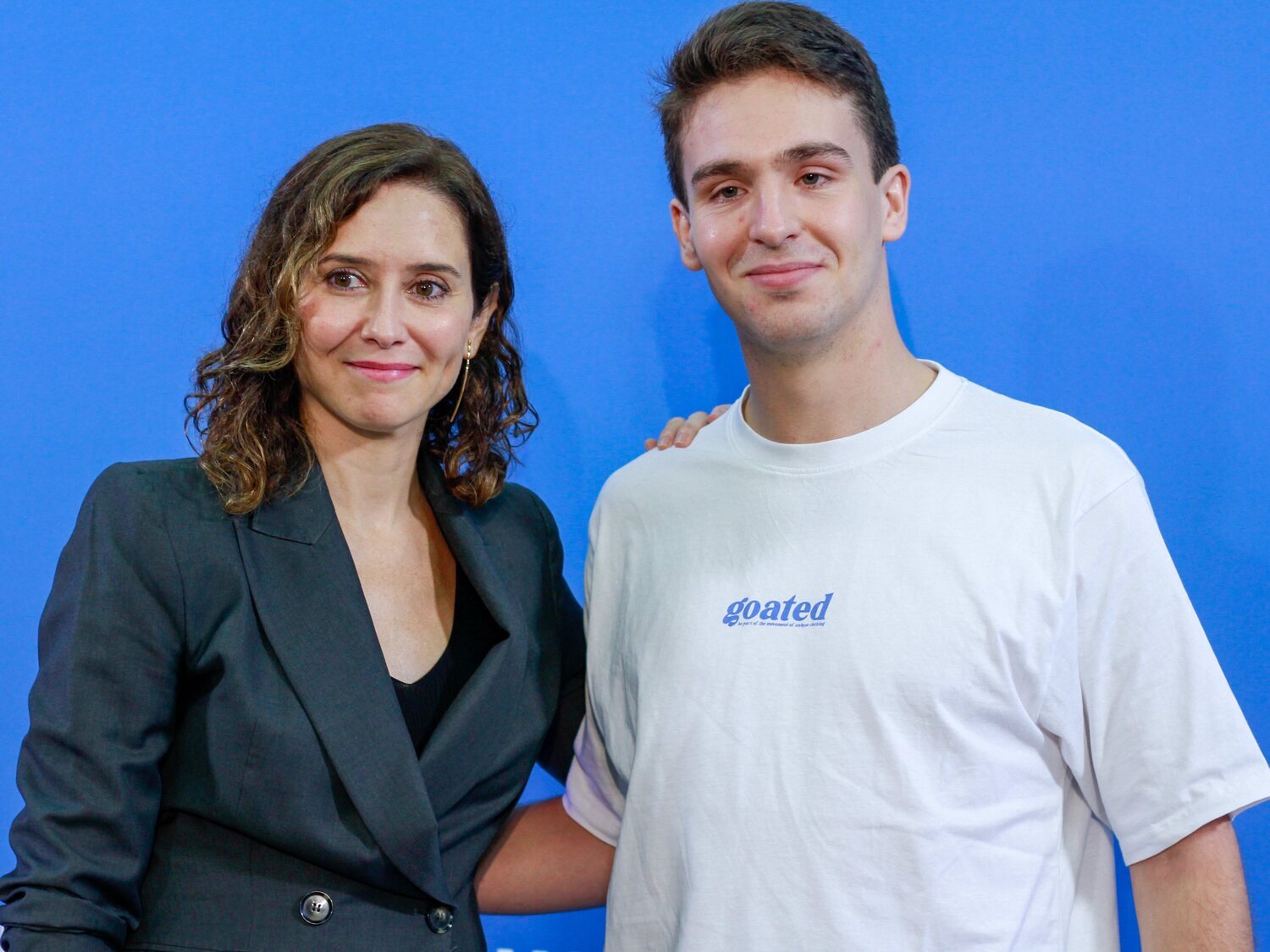 El líder de Nuevas Generaciones del PP en Madrid lanza un discurso contra las drogas y las redes comentan