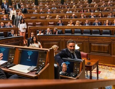 VOX abandona el Congreso en la primera intervención en lengua cooficial y deja los pinganillos en el escaño de Sánchez