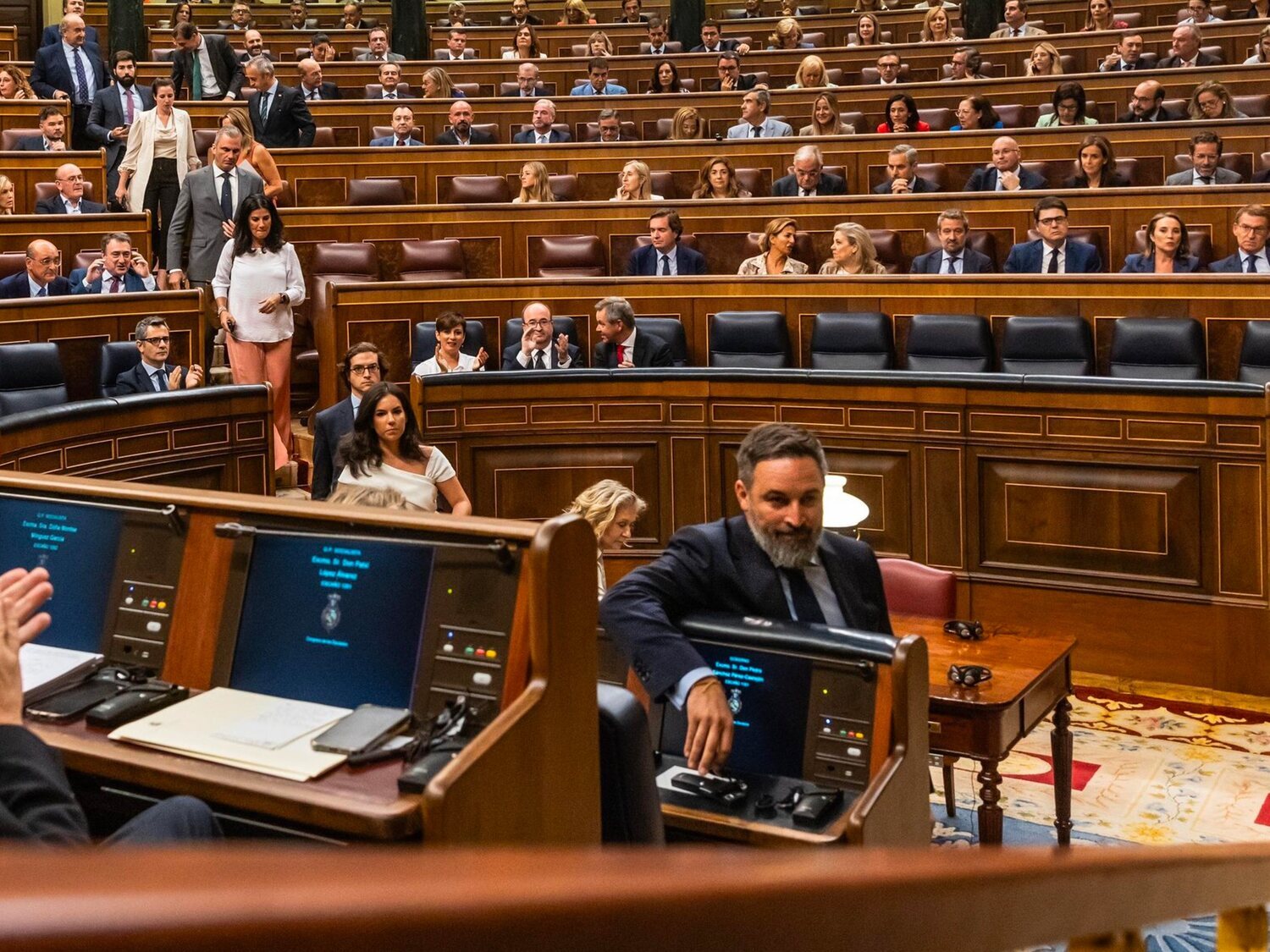 VOX abandona el Congreso en la primera intervención en lengua cooficial y deja los pinganillos en el escaño de Sánchez