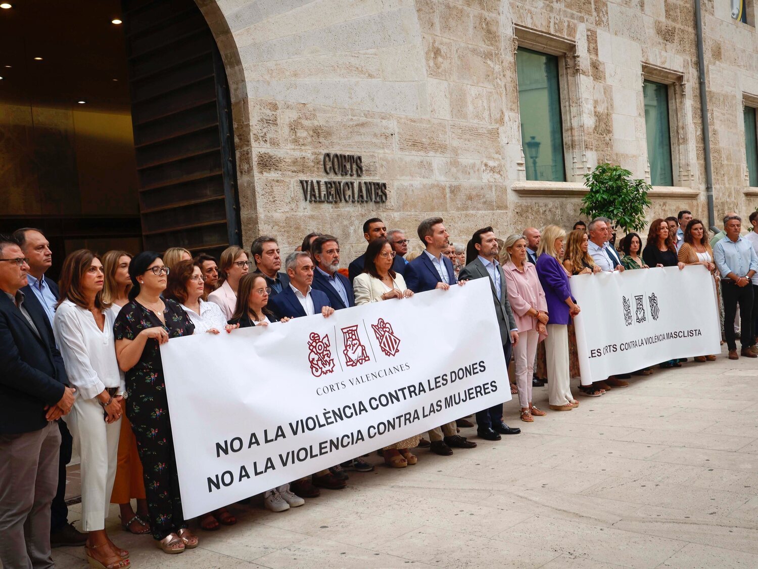 Guerra de pancartas en las condenas a la violencia de género en Valencia