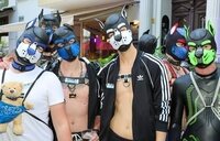 Una "manada" de humanos que se identifican con perros se reúnen para aullar