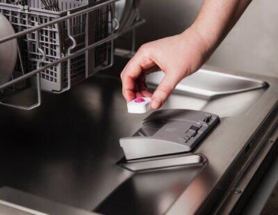Cómo funciona un lavavajillas paso a paso: así se lavan tus platos