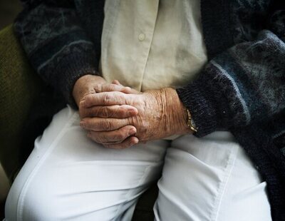 Un anciano con alzheimer sufre graves quemaduras tras ser abandonado en la terraza de una residencia