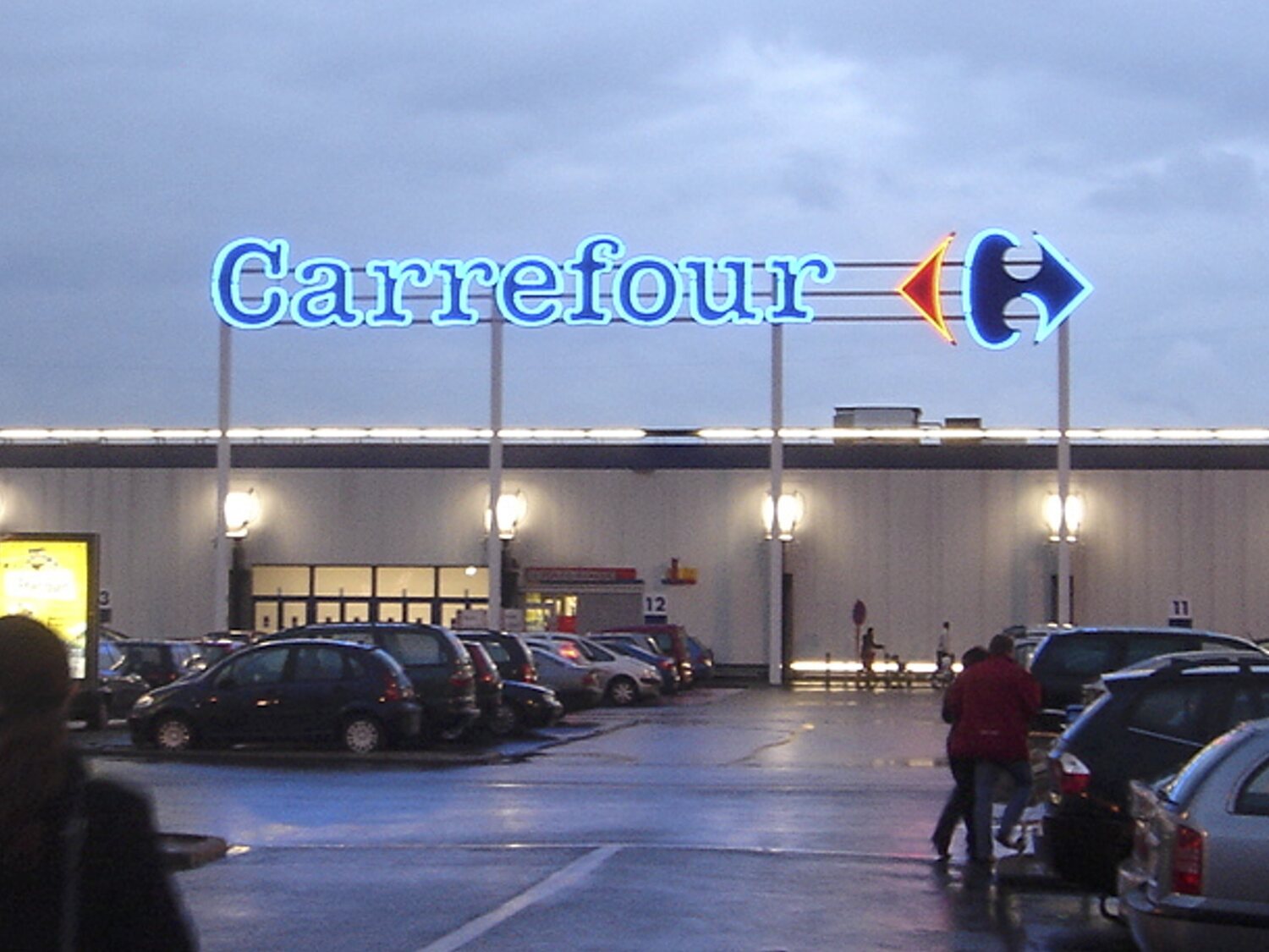 Carrefour cierra dos centros comerciales en España en 2023: estas son las ubicaciones