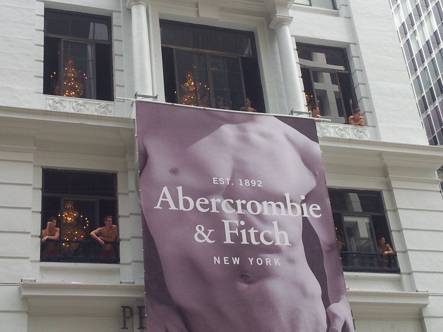 Escándalo en Abercrombie & Fitch: acusan a directivos de la marca por explotación sexual de jóvenes