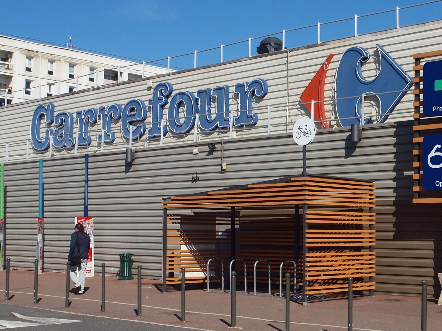 Carrefour planea comprar estas dos cadenas de supermercados en España