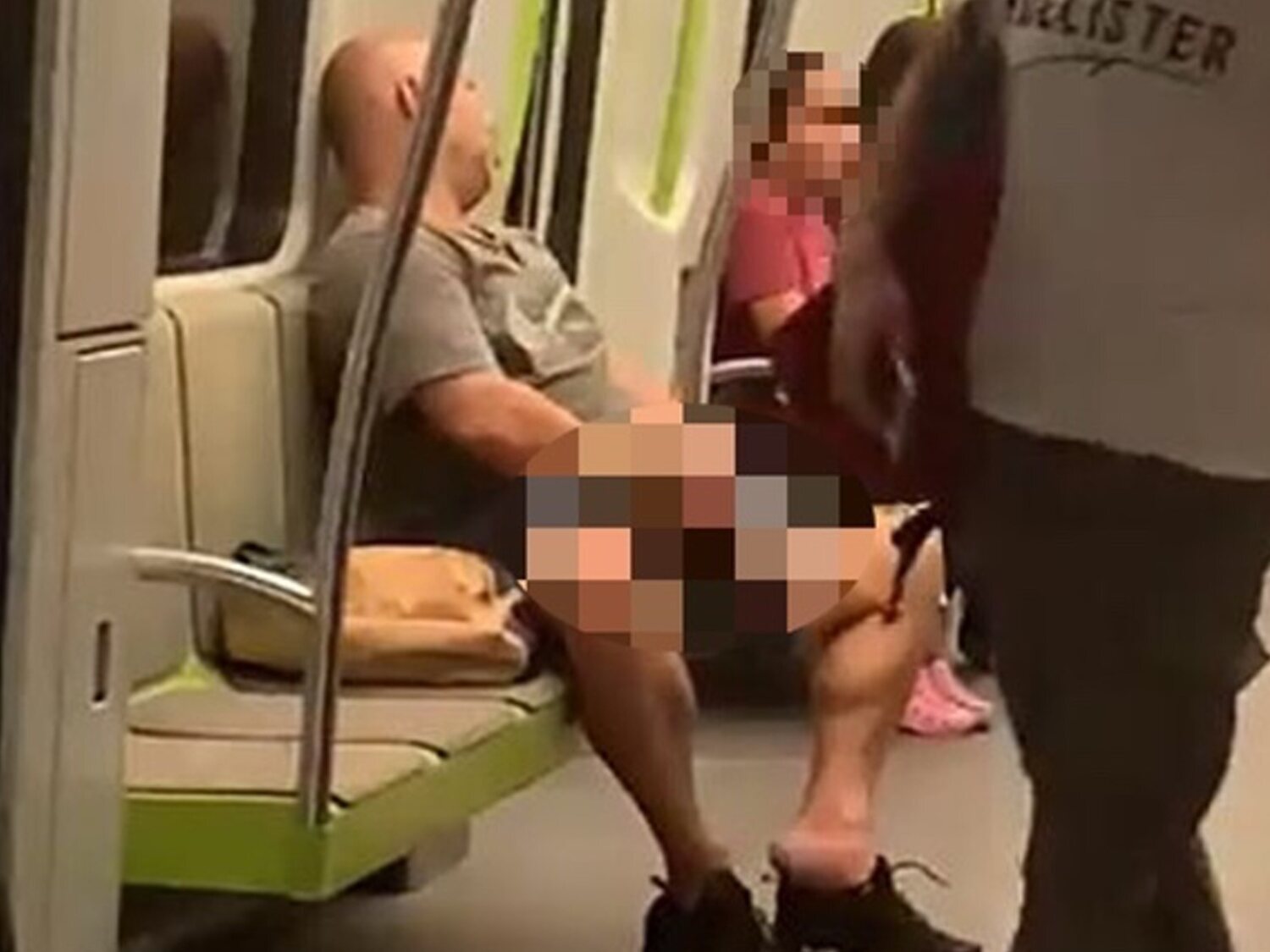 Se masturba en un vagón del Metro de Valencia y golpea salvajemente a un hombre