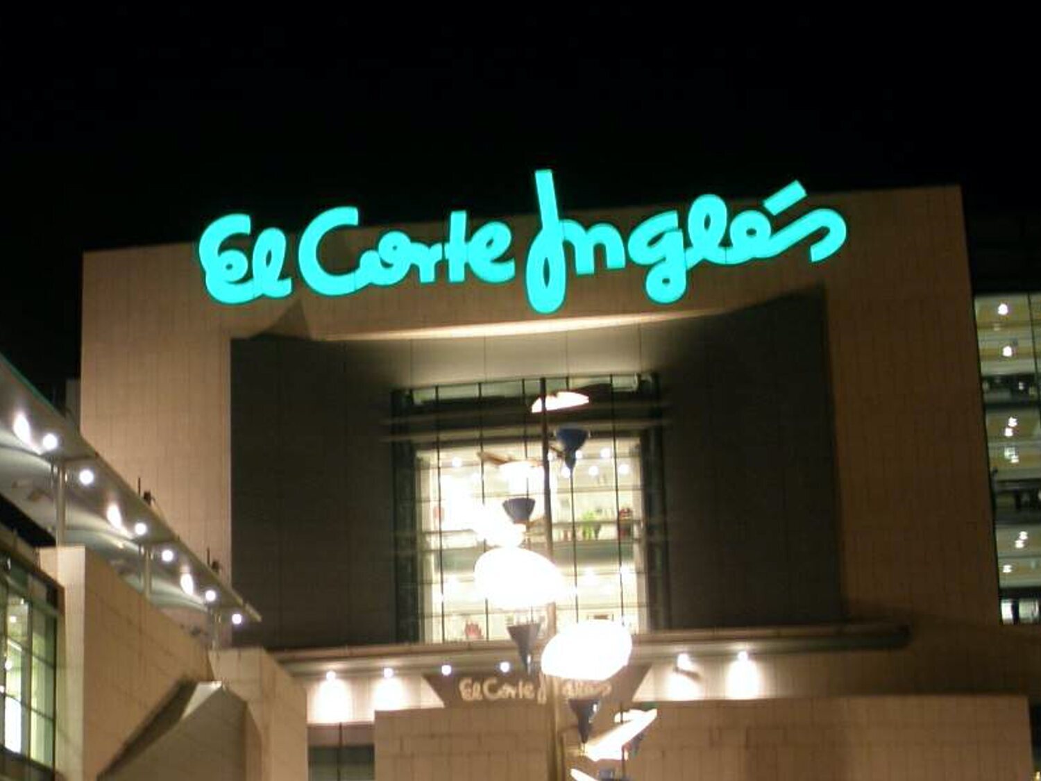 El Corte Inglés reforma este importante centro comercial que reabrirá cubierto de tiendas