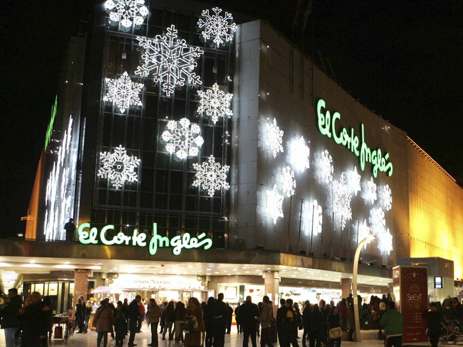 Campaña de Navidad: El Corte Inglés busca empleados sin experiencia por 1.300 euros al mes