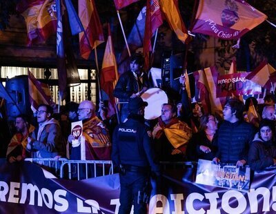 'Cara al sol', saludos nazis y gritos racistas y homófobos: las protestas en Ferraz no son por la amnistía