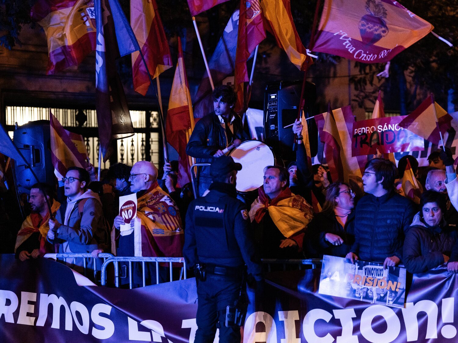 'Cara al sol', saludos nazis y gritos racistas y homófobos: las protestas en Ferraz no son por la amnistía