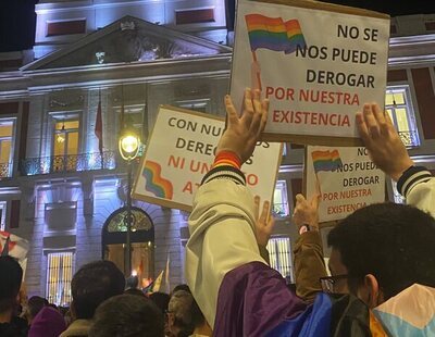 Miles de personas se manifiestan en contra de Ayuso por recortar derechos LGTBI: "Ni un pasó atrás"
