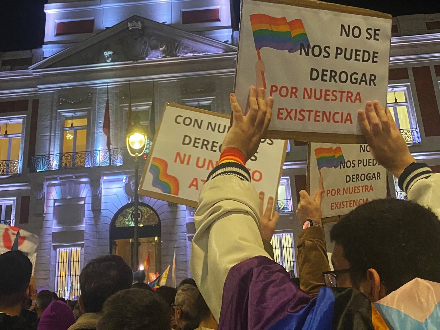 Miles de personas se manifiestan en contra de Ayuso por recortar derechos LGTBI: "Ni un pasó atrás"