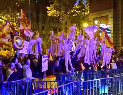 Muñecas hinchables en las protestas de Ferraz: "Estas son las ministras del PSOE"