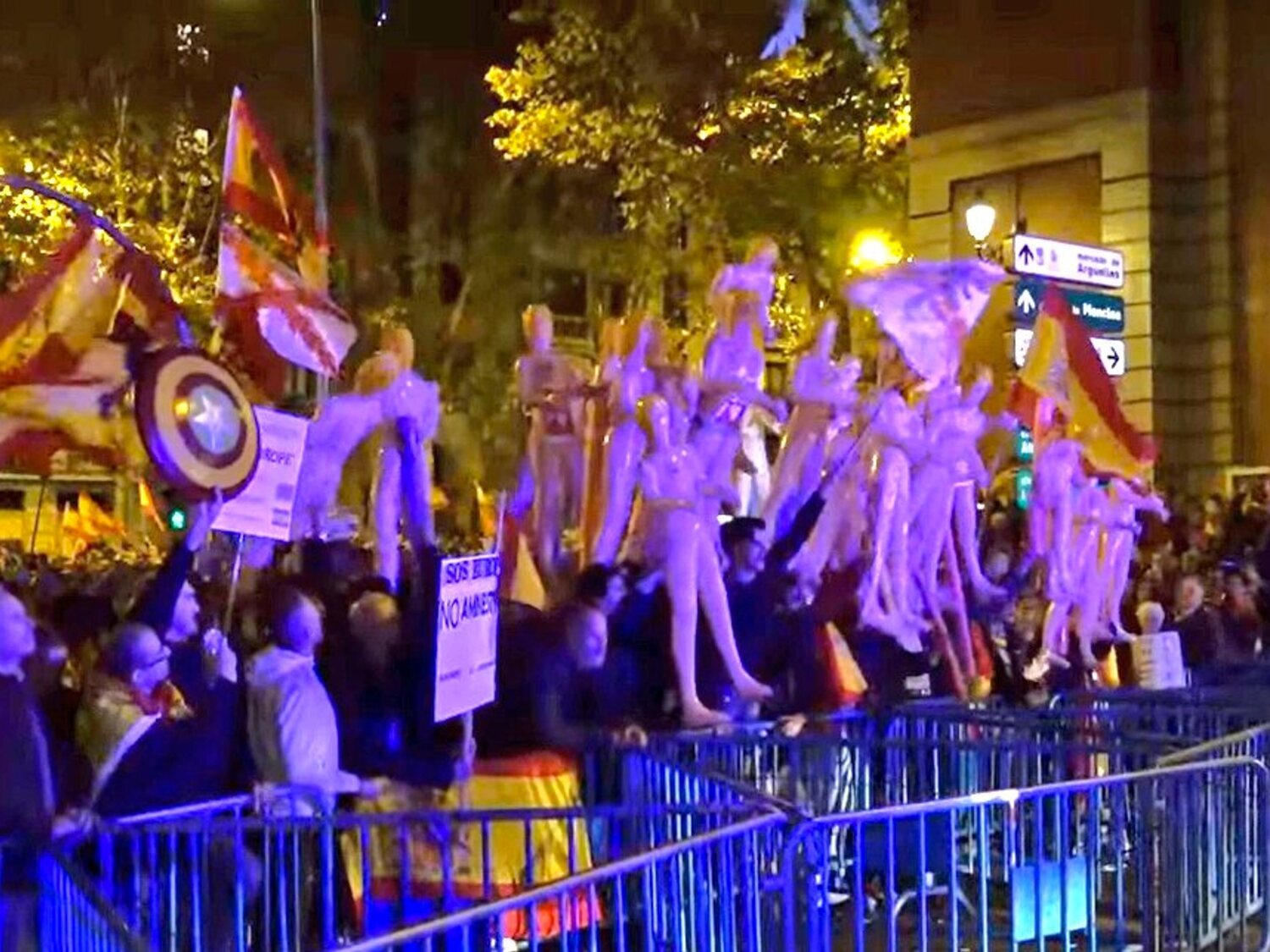 Muñecas hinchables en las protestas de Ferraz: "Estas son las ministras del PSOE"