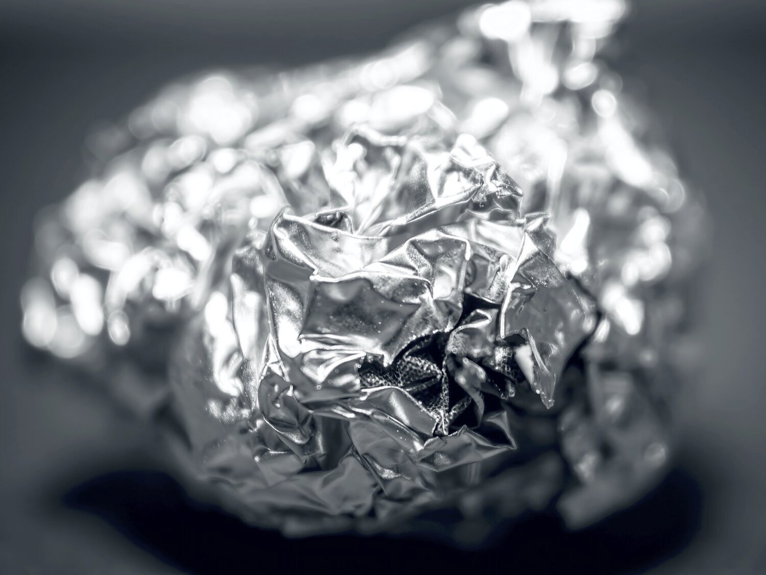 ¿Qué cara del papel de aluminio debemos poner hacia fuera cuando envolvemos alimentos?