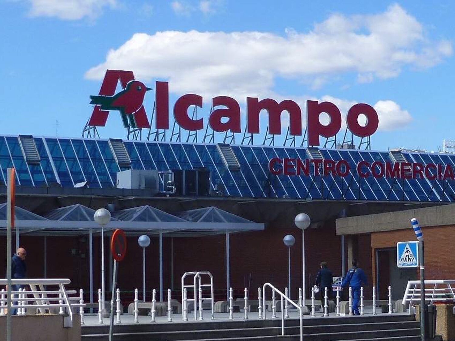 Alcampo lanza cientos de ofertas de empleo con contratos fijos en España sin experiencia