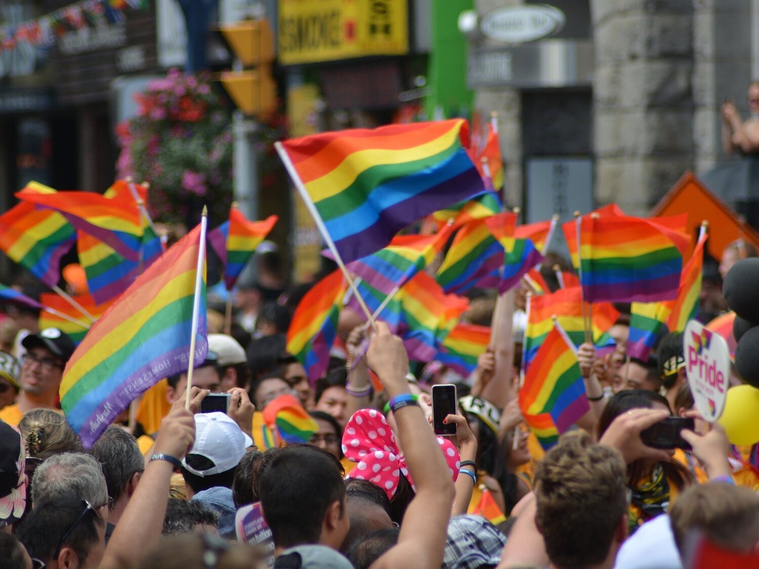 Las familias LGTBI ingresan un 20% menos que la media