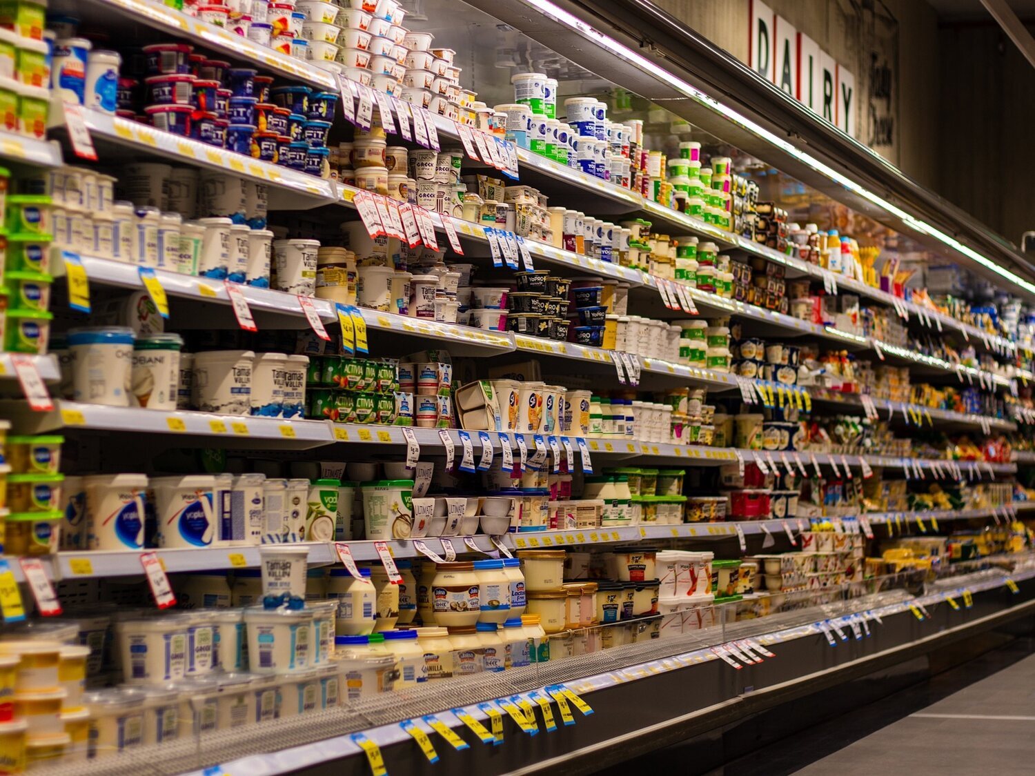 Alerta alimentaria: Sanidad retira estos alimentos del supermercado por listeria y salmonelosis