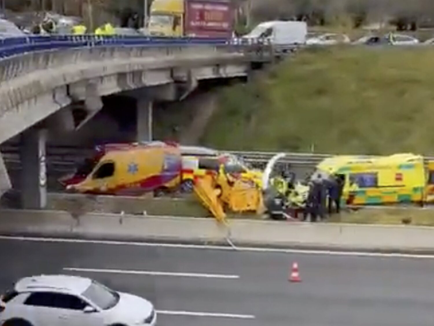 Un helicóptero se desploma sobre la M-40 en Madrid y provoca dos heridos