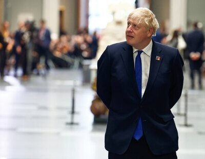 Boris Johnson admite que subestimó el peligro del Covid y lamenta "el sufrimiento" de las víctimas