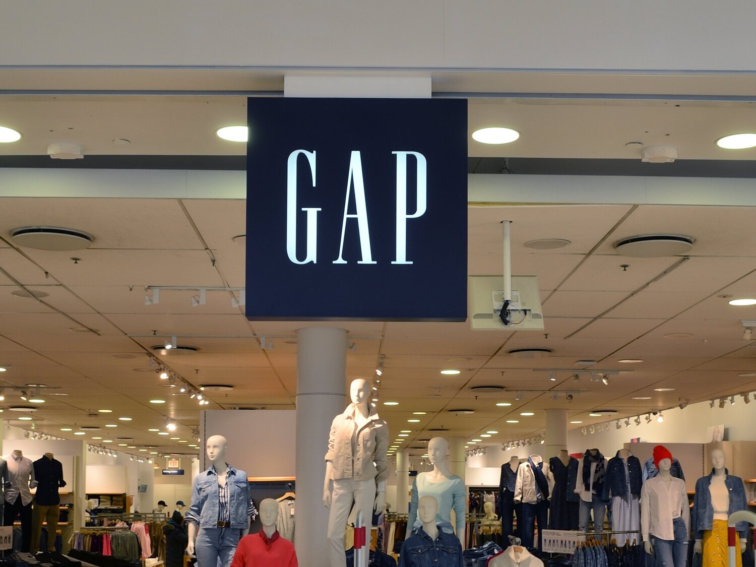 La multinacional GAP baja la persiana en Barcelona y estudia cerrar más tiendas en España