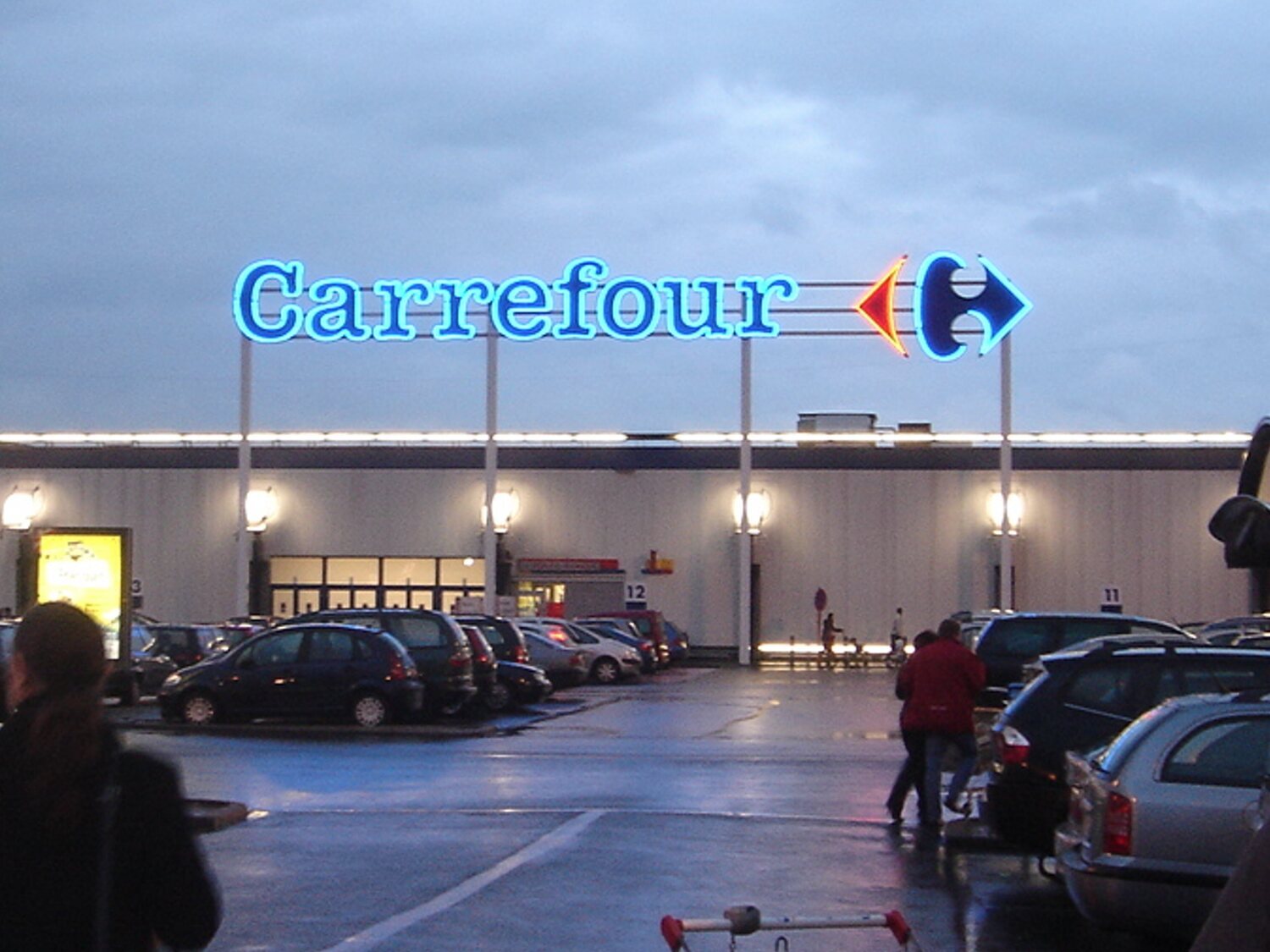Carrefour se desprende de seis centros comerciales en España