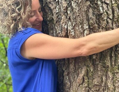 Se sentía sola y ha empezando una relación 'erótica' con un árbol que no cambia por nada