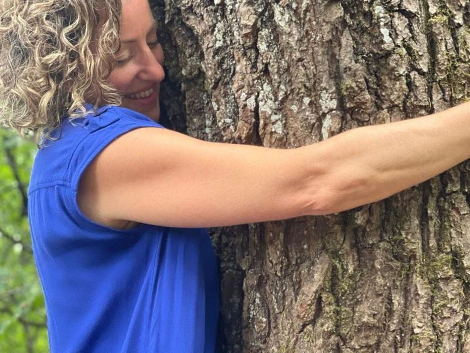 Se sentía sola y ha empezando una relación 'erótica' con un árbol que no cambia por nada