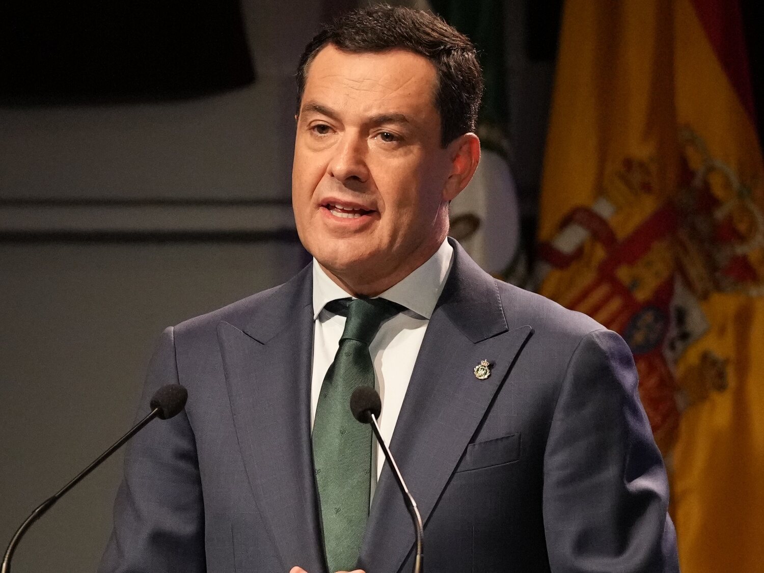 Juanma Moreno Bonilla se sube el sueldo un 18,9%, hasta los 87.333 euros