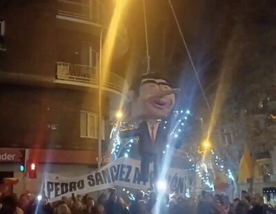 Un grupo de manifestantes ultras golpean y ahorcan a un muñeco de Pedro Sánchez en Ferraz en Nochevieja