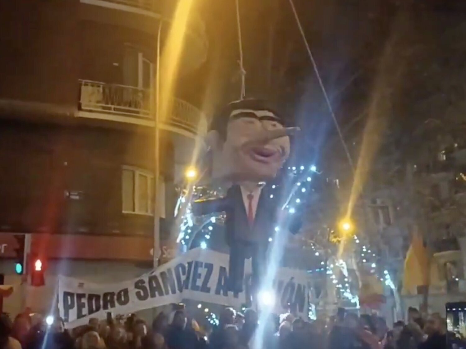 Un grupo de manifestantes ultras golpean y ahorcan a un muñeco de Pedro Sánchez en Ferraz en Nochevieja