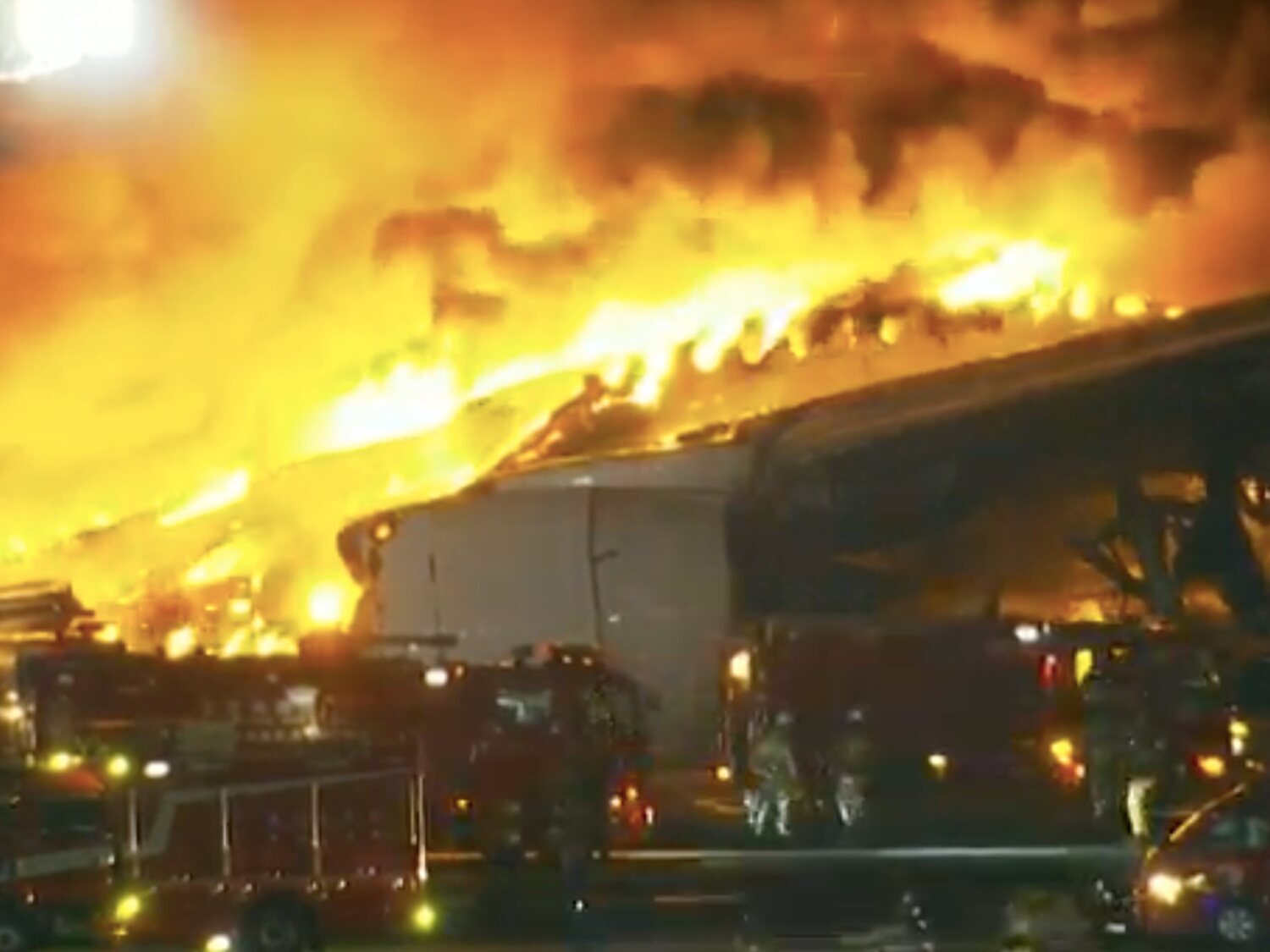 Un avión de Japan Airlines se incendia al aterrizar en Tokio