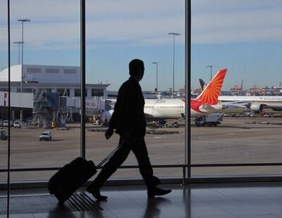 Una aerolínea prohíbe viajar a un niño de 10 años por vestir una camiseta con el dibujo de una serpiente