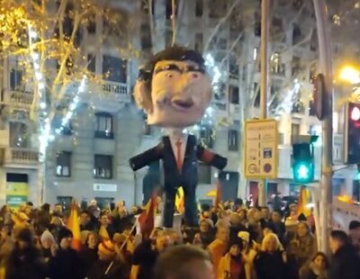 El PSOE denuncia ante la Fiscalía el apaleamiento del muñeco de Sánchez en la Nochevieja ultra de Ferraz