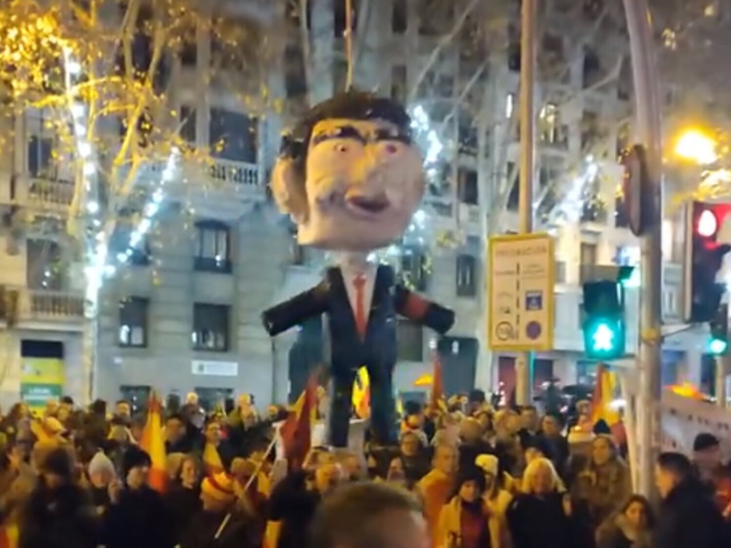 El PSOE denuncia ante la Fiscalía el apaleamiento del muñeco de Sánchez en la Nochevieja ultra de Ferraz