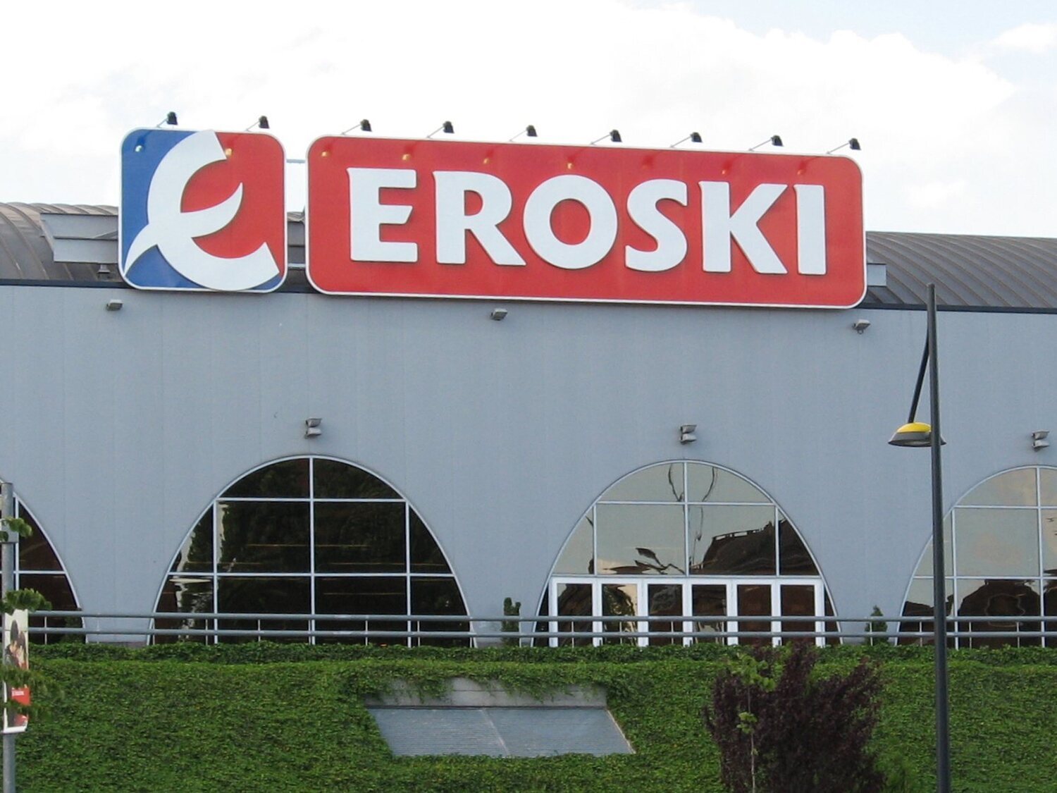 Eroski prevé el cierre de 130 supermercados en España