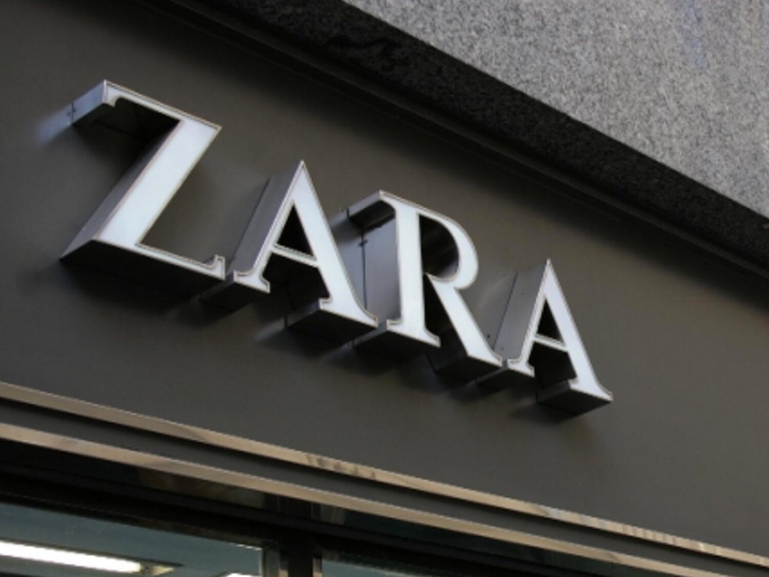 Una empleada de Zara revela un truco para conseguir todas las prendas agotadas