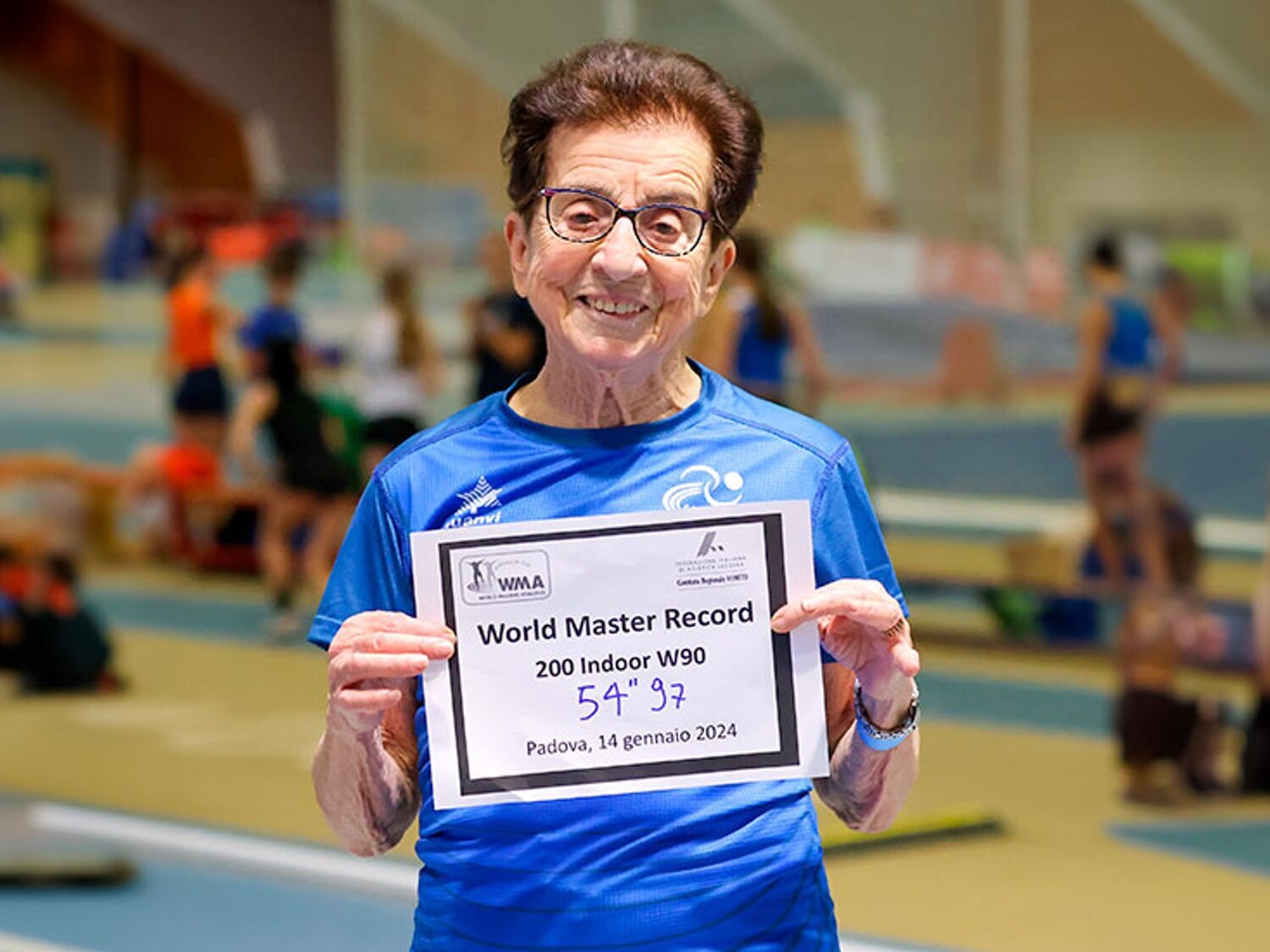 Una atleta de 90 años bate un increíble récord mundial en los 200 metros