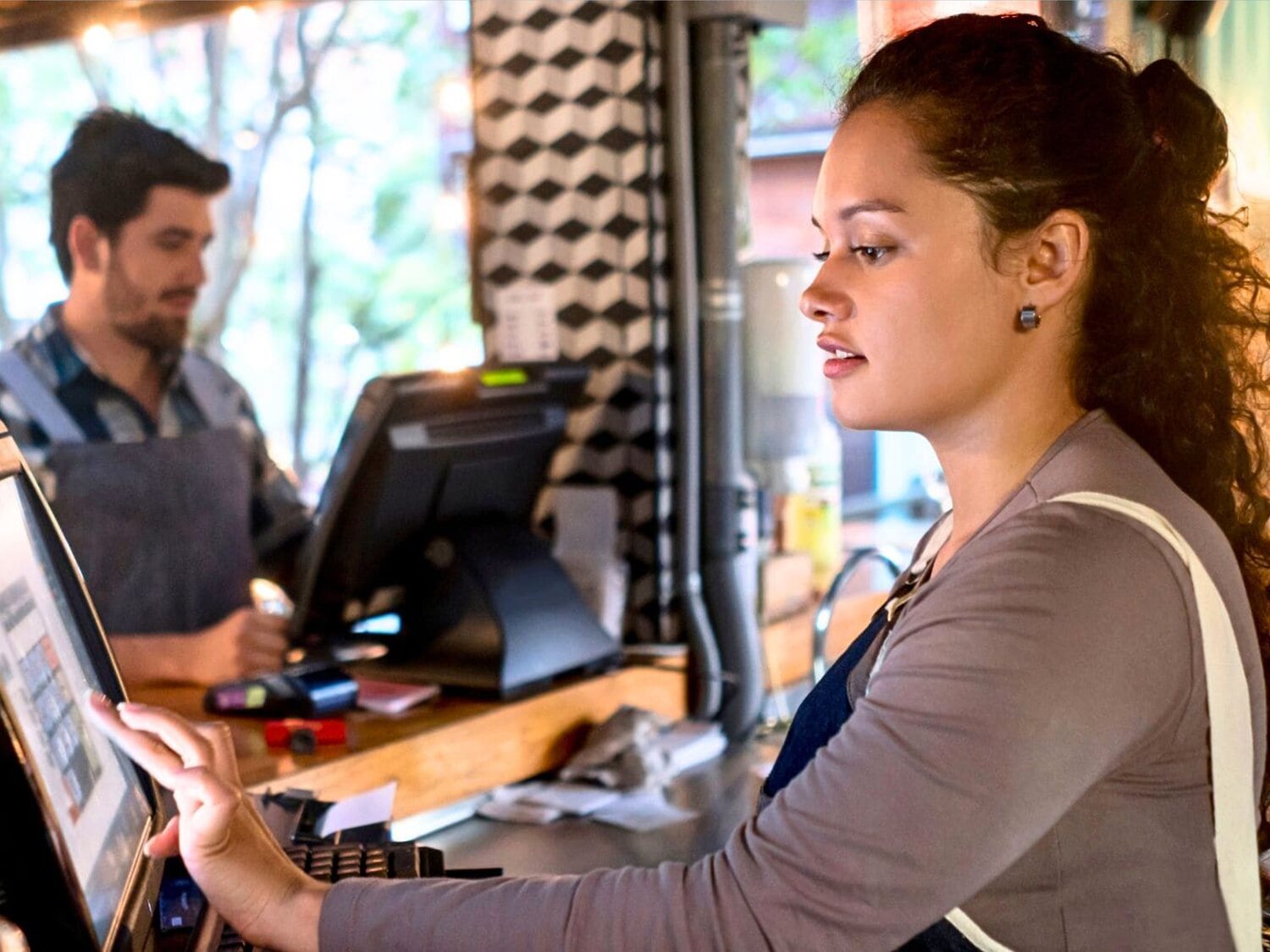 Cuatro de cada diez españoles considera que su trabajo está mal pagado